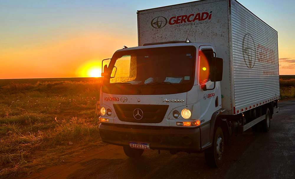 Caminhão da Gercadi em operação ao pôr do sol